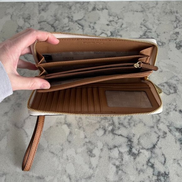 New Without Tags Michael Kors Wristlet - Picture 4 of 6